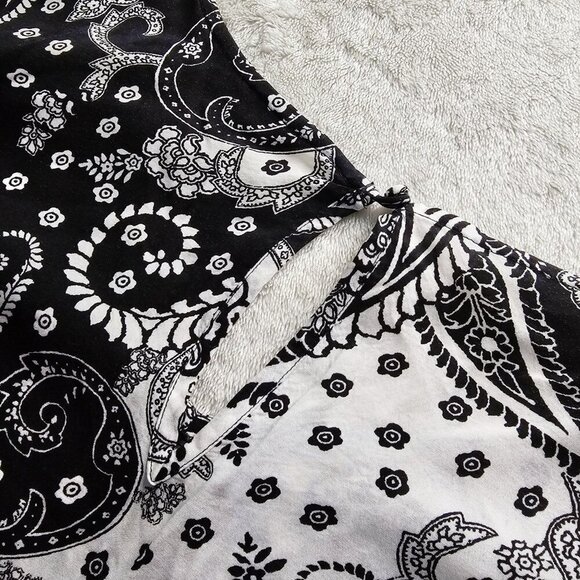 Express ✦ Black White Paisley Bell Sleeve Blouse ✦ Keyhole Back Rayon XS EUC - Picture 5 of 10